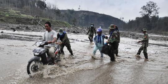Terjangan banjir lahar Kelud, jembatan penghubung desa hancur