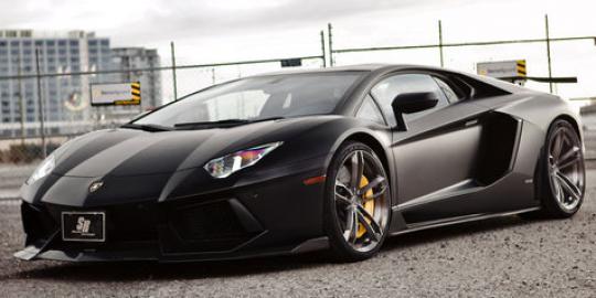 Jubah hitam Lambo Aventador ala pesawat jet!