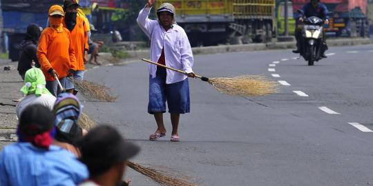 Ironi tukang sapu jalan Tangerang harus beli sapu sendiri
