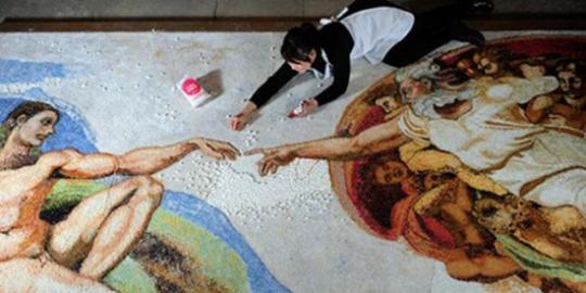 Kreatif, wanita ini bikin replika lukisan Michelangelo dari kue!