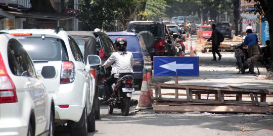 Perbaikan jalan rusak, arus lalin di Kebayoran Baru macet