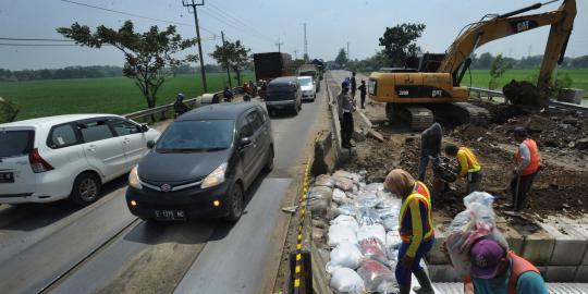 Jalan ambles di Pantura, arus lalin macet hingga 15 Km