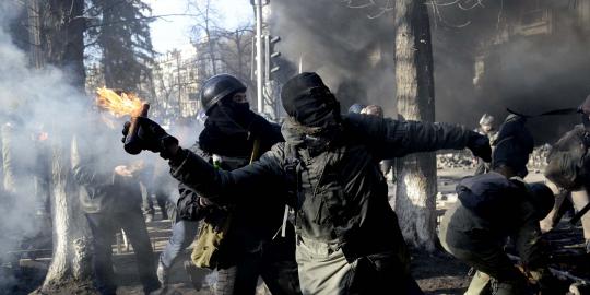 Demonstran baku tembak dengan polisi Ukraina, 20 orang tewas
