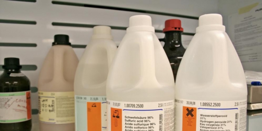 menyipratkan air keras ke pemotor lain rev2