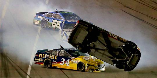 Kecelakaan dahsyat warnai balap NASCAR di Florida