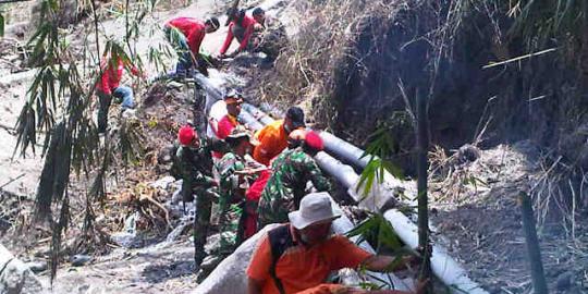 Perbaiki saluran air di Kelud, Kopassus gotong pipa 4 jam