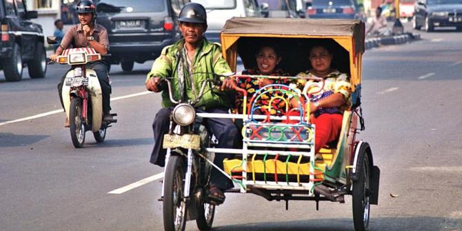 Alasan lucu sopir becak bermotor tolak pakai helm SNI 