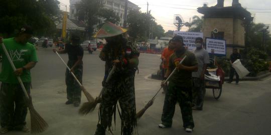 Kopral Bagyo sapu abu Gunung Kelud 24 jam tanpa makan