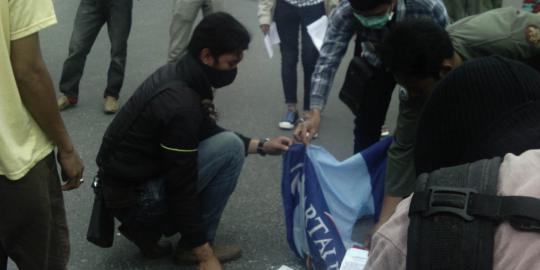 Tolak kedatangan SBY, mahasiswa Yogya bakar bendera Demokrat