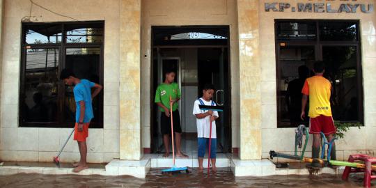 Banjir surut, panti asuhan di Kampung Melayu mulai dibersihkan