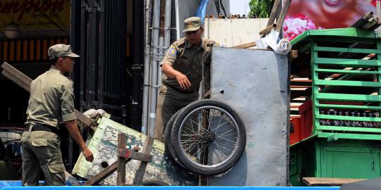 Ahok ingin Satpol PP bisa hukum PKL bandel