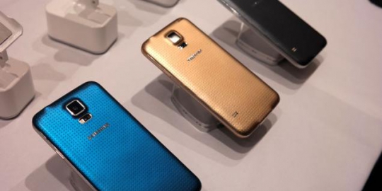 6 keunggulan galaxy s5 dibanding iphone 5s