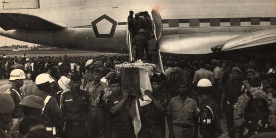 Dua sahabat setali gantungan