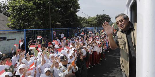 Naik KA Pangrango, SBY disambut warga dan anak-anak sekolah