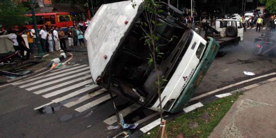 Toyota Avanza tabrak pembatas jalan di Tol Jagorawi
