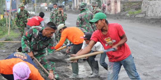 Aksi Kostrad bantu korban Kelud dan banjir Kampung Pulo