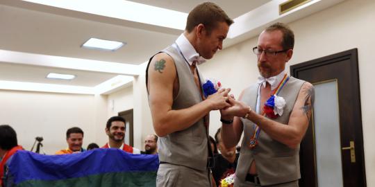 Dilarang di Rusia, pasangan sejenis ini menikah di Argentina