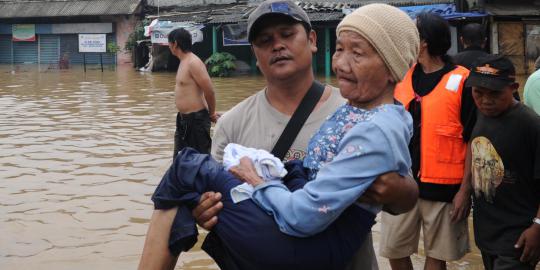 Masih kebanjiran, warga Kampung Melayu butuh banyak bantuan