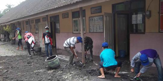 Terjatuh saat bersihkan abu Kelud, warga Kediri tewas gegar otak