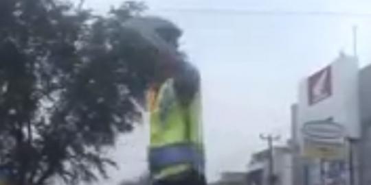 Ini video Brigadir Tatang atur lalu lintas sambil joget dangdut