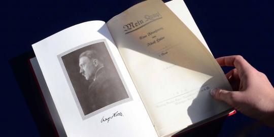 Ini buku 'Mein Kampf' bertanda tangan Hitler yang akan dilelang