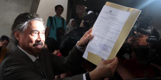 Gayus tunjukkan surat bukti usai melaporkan Deddy ke polisi