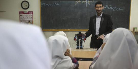 Guru di Iran bikin robot untuk ajarkan siswa salat