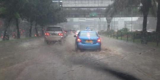 Hujan deras guyur Jakarta, Jalan Sudirman banjir