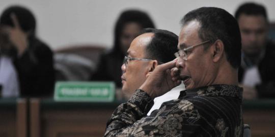 Ekspresi pasrah Hambit & Cornelis saat dituntut JPU 6 tahun bui