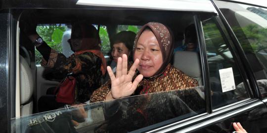 Risma plin-plan, ngomong mundur tapi masih kerja