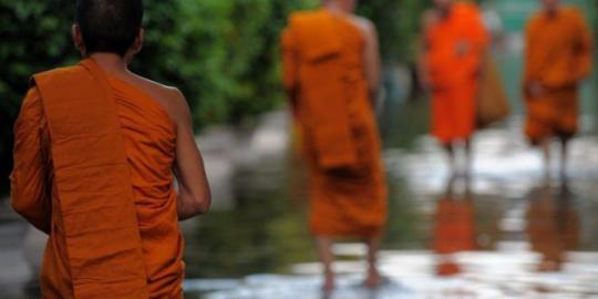 Sejumlah biksu di Myanmar doyan mabuk dan seks bebas