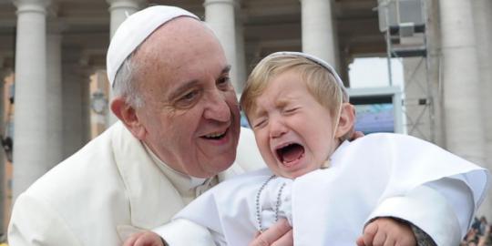 Paus Fransiskus bikin bocah nangis