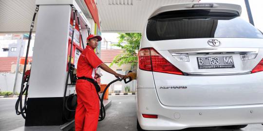 5 Sindiran untuk orang kaya yang isi mobilnya pakai premium