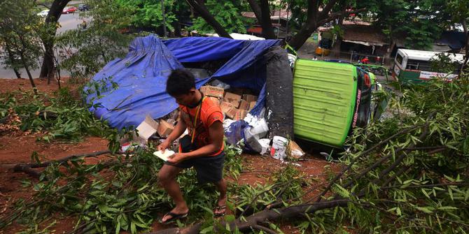 Mabuk setelah dicerai istri, sopir truk Fuso ugal-ugalan 