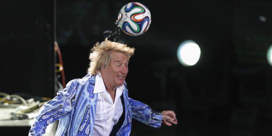 Aksi Rod Stewart main bola di tengah konser