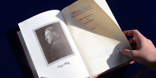 Buku 'Mein Kampf' bertandatangan Hitler laku terjual Rp 756 juta