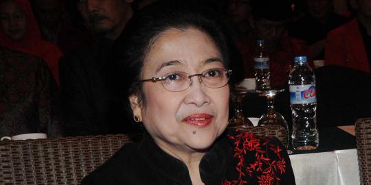 Datang ke Surabaya, Megawati larang Risma mundur