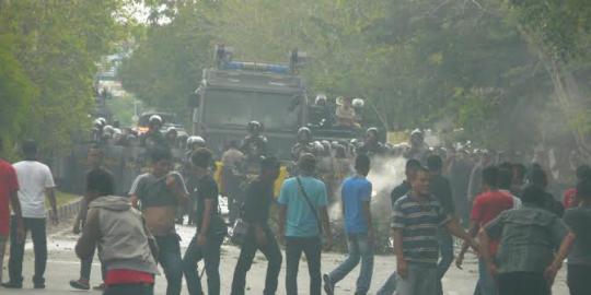 'Massa' rusuh di Kantor KIP Aceh, petugas gunakan water cannon