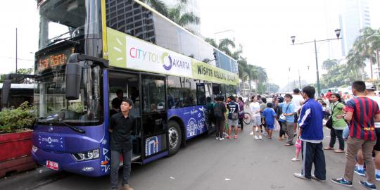 Antusiasme warga saksikan bus tingkat wisata di Bundaran HI