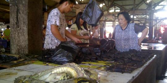 Daging ular piton jarang disajikan di warung makan Pasar Tomohon