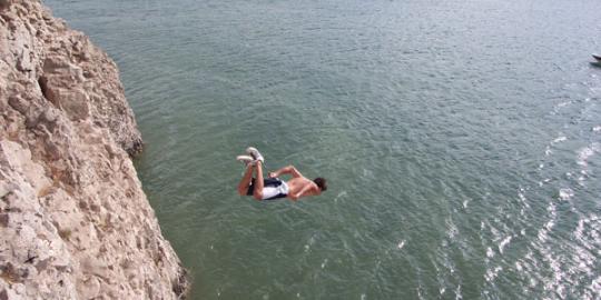 5 Lokasi keren di Asia untuk cliff jumping