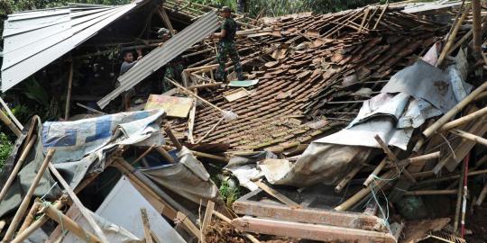 Isak tangis iringi pemakaman 4 korban tewas longsor di Bogor