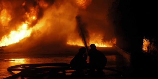 Korsleting listrik, 3 rumah kontrakan di Bekasi ludes terbakar