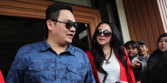 Kue ultah, tanda cinta Farhat Abbas ke Regina?