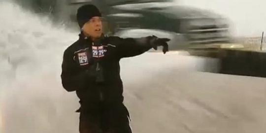 Jurnalis Amerika hampir tertimbun salju saat siaran langsung