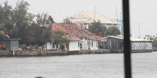 Usai ledakan di gudang amunisi, batu berhamburan ke pelabuhan