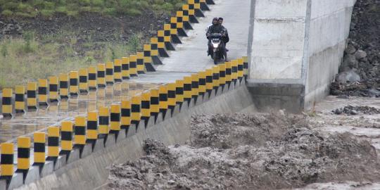 Kondisi saat banjir lahar dingin terjang sabo dam Kali Woro