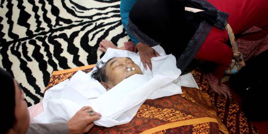 Pelawak dan artis mulai penuhi rumah duka Jojon