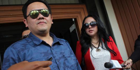 Ceraikan suami, Regina ingin serius dengan Farhat Abbas?