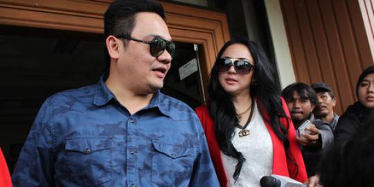 Suami sering usik hubungan Regina dan Farhat Abbas